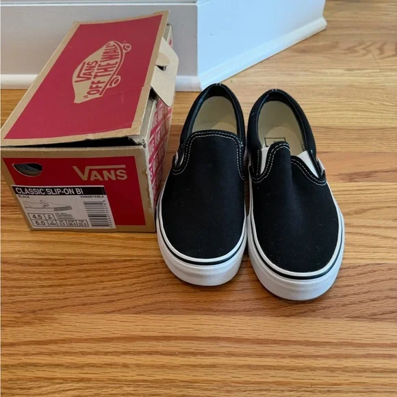 NWT Vans Classic Slip-On Shoes in Black Size 6- White Accents - Picture 3 of 9